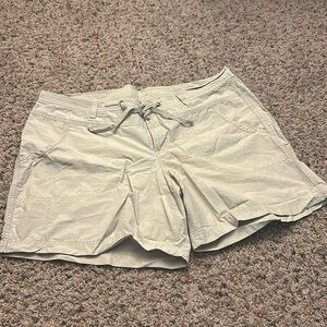 Women’s Columbia khaki cargo shorts